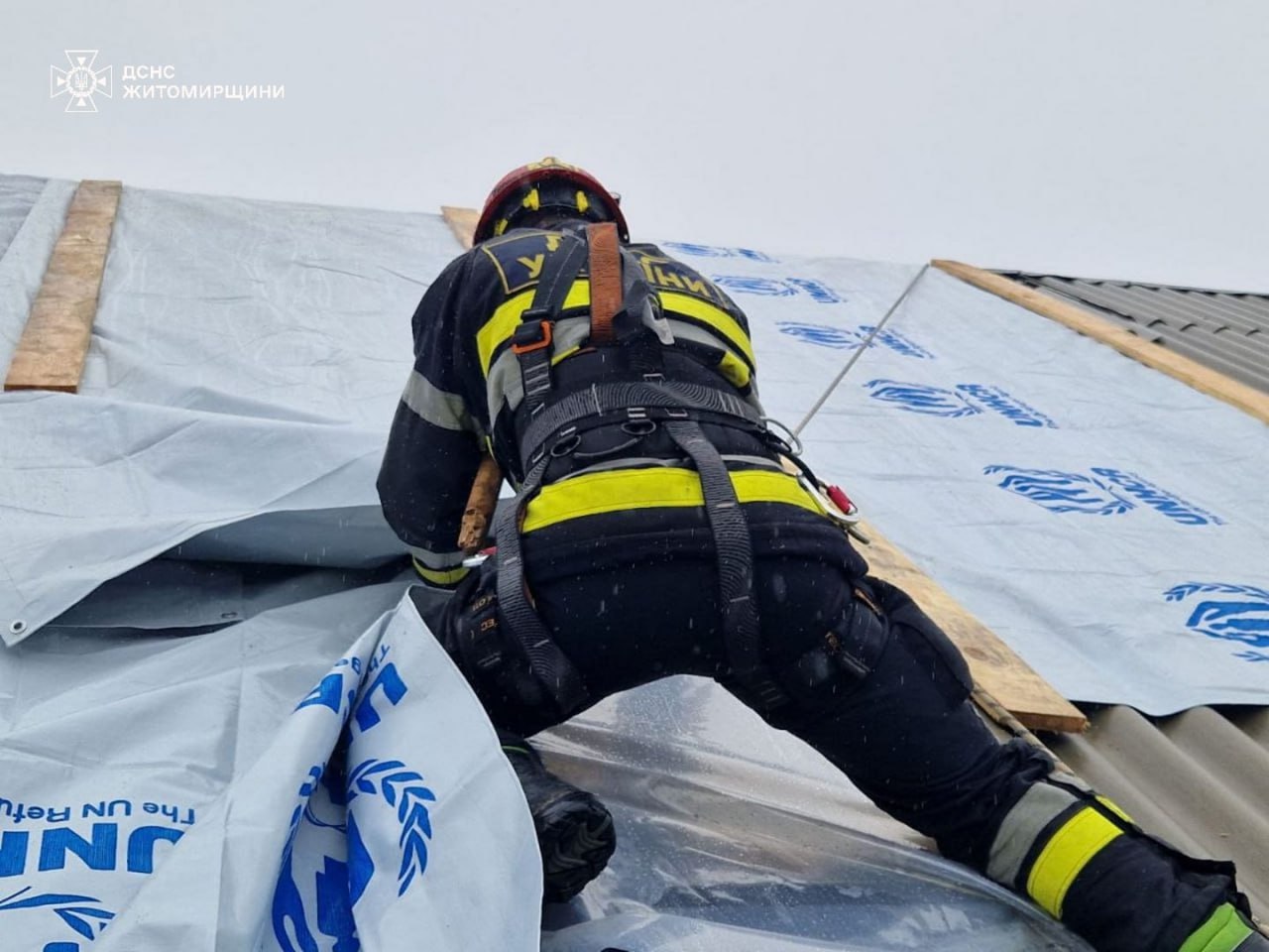 У Коростишеві рятувальники ДСНС допомагають населенню відновлювати будинки після обстрілу 25 травня